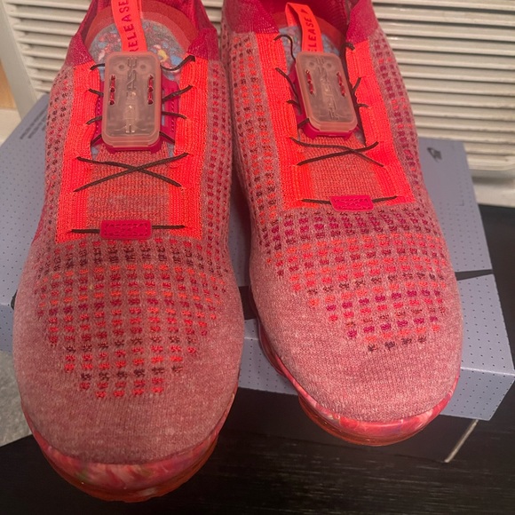 BRAND NEW out the box size 9 1/2 Red Vapormax never worn. Excellent condition. - Picture 3 of 5